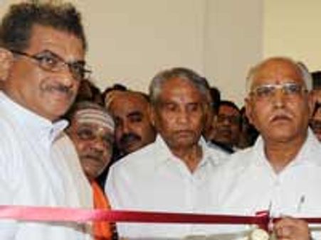 ವೈದ್ಯ ವೃಂದ ರೋಗಿಗಳನ್ನು ಬಂಧುಗಳಂತೆ ಕಾಣಲಿ