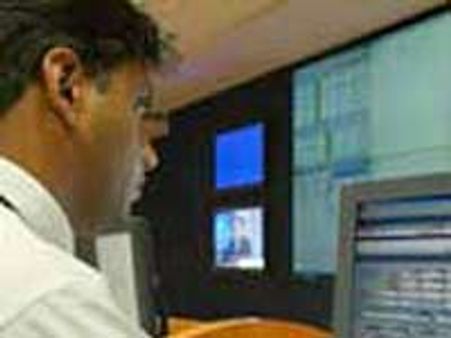 ಹೊರಗುತ್ತಿಗೆಗೆ ಕಡಿವಾಣ, ಸ್ಥಳೀಯರಿಗೆ ಆದ್ಯತೆ