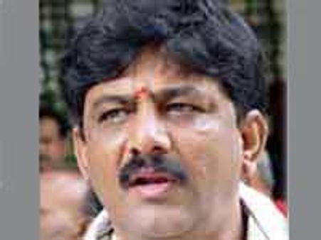 ದೇಶಪಾಂಡೆ, ಡಿಕೆಶಿ ಪರಸ್ಪರ ಕೆಸರೆರಚಾಟ