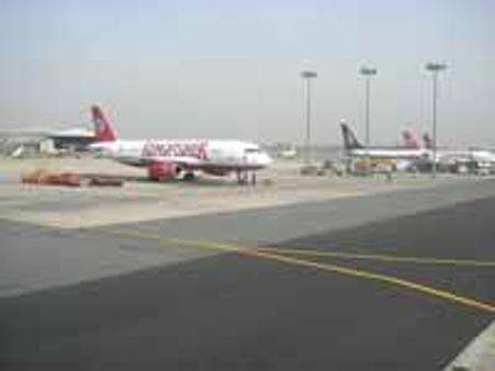 ವಿಮಾನ ಟೈರ್ ಸ್ಫೋಟ; ಪ್ರಯಾಣಿಕರು ಬಚಾವ್