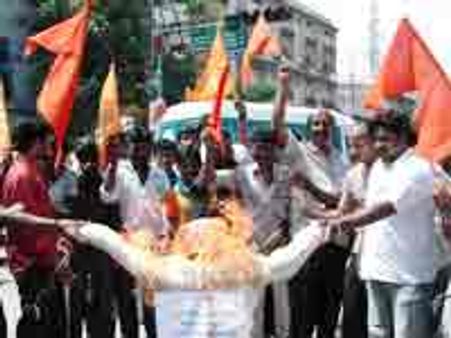 ಗೋಹತ್ಯೆ ನಿಷೇಧ ವಿರೋಧಿ ಗೌಡ್ರ ಪ್ರತಿಕೃತಿ ದಹನ