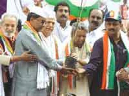 ಪಾದಯಾತ್ರೆ : ಸೋನಿಯಾ ಗಾಂಧಿ ಅವರ ಅಪರೇಷನ್ ಬಳ್ಳಾರಿ