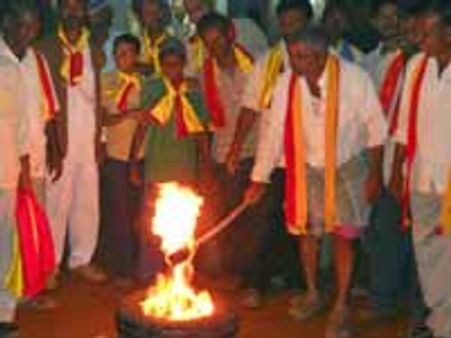 ಕೊಪ್ಪಳದಲ್ಲಿ ಕೈ ಕೋಳ ವಿವಿಧೆಡೆ ಕರವೇ ಪ್ರತಿಭಟನೆ