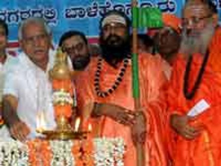 ವೀರಶೈವ ಸಿಎಂಗೇಕೆ ಪದೆಪದೇ ಕಿರಿಕಿರಿ ?