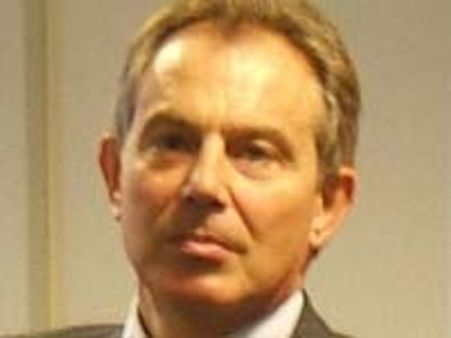 ಬ್ರಿಟನ್ ಮಾಜಿ ಪಿಎಂ ಬ್ಲೇರ್ ಮೇಲೆ ಚಪ್ಪಲಿ ಎಸೆತ