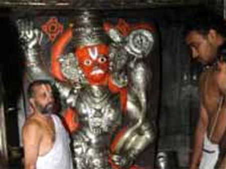 ಗಾಳಿ ಆಂಜನೇಯ ದೇಗುಲಕ್ಕೆ ನುಗ್ಗಿದ ಚರಂಡಿ ನೀರು