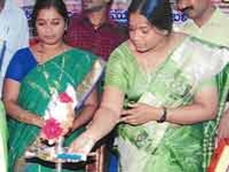 ಬಳ್ಳಾರಿಯಲ್ಲಿ ಗಾಂಧಿ ಜಯಂತಿ ಪ್ರಯುಕ್ತ ವಸ್ತ್ರ ವೈಭವ