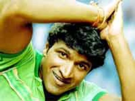 ಜಾಕಿ ಅಮೋಘ ಪ್ರಾರಂಭ; ಪ್ರೇಕ್ಷಕರ ನೂಕು ನುಗ್ಗಲು