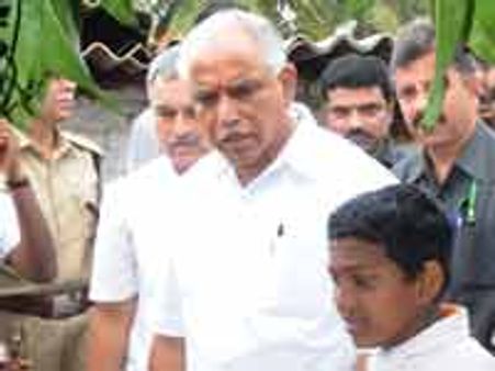 ಕೊಳೆಗೇರಿಯಲ್ಲಿ ಅಚ್ಚ ಬಿಳಿ ಸಫಾರಿಯಲ್ಲಿ ಸಿಎಂ