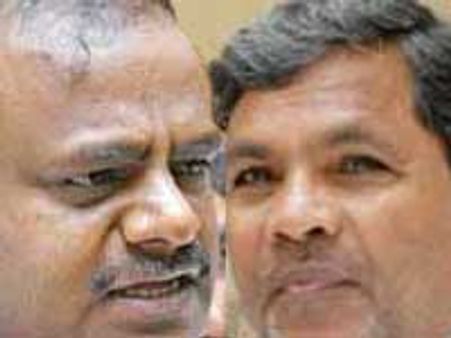 'ಕೈ'ಸುಟ್ಟುಕೊಂಡ ಸಿದ್ದರಾಮಯ್ಯ, ಕುಮಾರಸ್ವಾಮಿ?