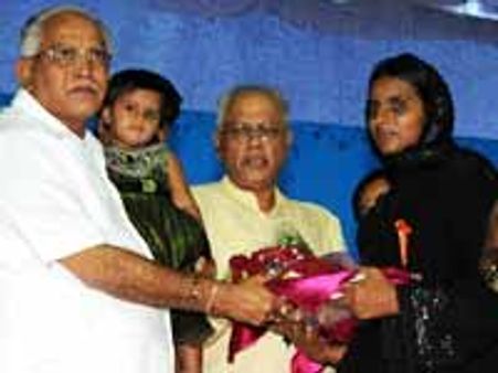 ಸೀರೆ ಹಂಚುತ್ತಾ ಹೋಗುವುದು ಅಭಿವೃದ್ಧಿಯೇ ?