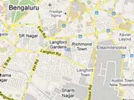 ಚಲಿಸುತ್ತಿದ್ದ ಬಸ್ ಮೇಲೆ ಉರುಳಿದ ಭಾರೀ ಮರ