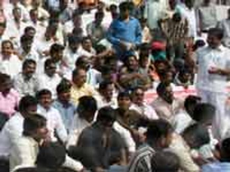 ಮಿತ್ತಲ್ ಘಟಕ ಸ್ಥಾಪನೆಗಾಗಿ ರೈತರಿಗೆ ಪುಡಿಗಾಸು ಹಂಚಿಕೆ