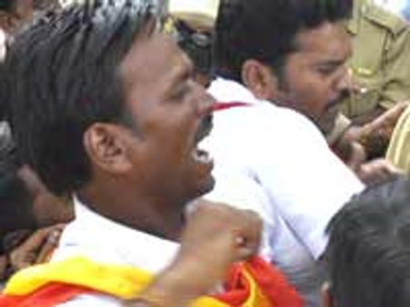 ಬಿಜೆಪಿಯದು ಕಿತ್ತುಬಾಕ ಸಂಸ್ಕೃತಿ : ಕರವೇ ಆಕ್ರೋಶ