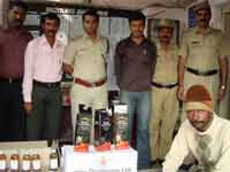 ಮತದಾರರಿಗೆ ಹಂಚಲು ಸಂಗ್ರಹಿಸಿಟ್ಟಿದ್ದ ಮದ್ಯ ವಶ