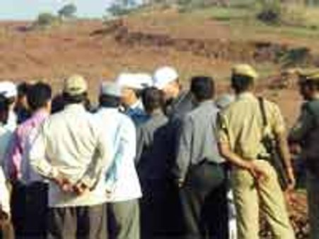 ಸುಗ್ಗಲ್ಲಮ್ಮ ಗುಡಿ ನುಂಗಿದ ರೆಡ್ಡಿಗಳ ಓಎಂಸಿ