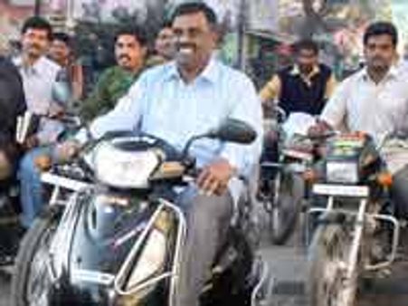 ದ್ವಿಚಕ್ರವಾಹನ ಏರಿ ಬಳ್ಳಾರಿ ರೆಡ್ಡಿ ಗಸ್ತು