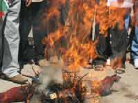 ಡಿಕೆಶಿಗೆ ಅವಮಾನ : ಎಚ್ಡಿಕೆ ವಿರುದ್ಧ ಅಭಿಮಾನಿಗಳ ಕಿಡಿ