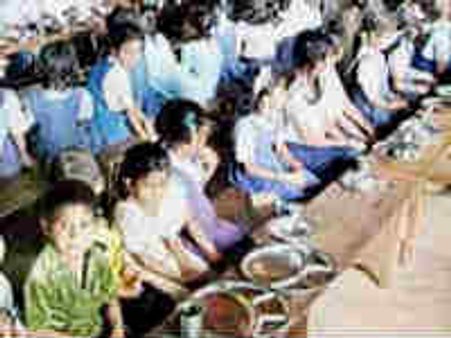 ಬಿಸಿಯೂಟದಲ್ಲಿ ಹಾವು, ಅದನ್ನು ತೆಗೆದು ಉಣಬಡಿಸಿದರು