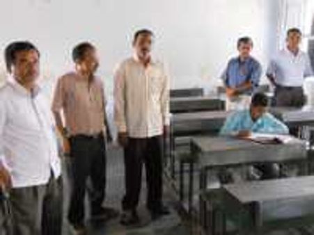 ಒಬ್ಬ ವಿದ್ಯಾರ್ಥಿ ಸುತ್ತ 15 ಪರೀಕ್ಷಾ ಸಿಬ್ಬಂದಿ!