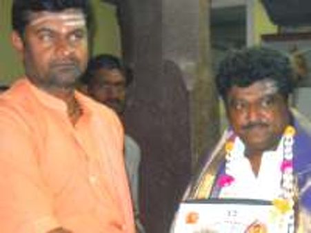 ಸವಣೂರು ದೊಡ್ಡಹುಣಸೆ ಮರಕ್ಕೆ ಜಗ್ಗೇಶ್ ಪ್ರದಕ್ಷಿಣೆ