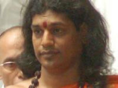 ನಿತ್ಯಾನಂದನಿಗೆ ಮಹಿಳೆಯರಿಂದ ಅಕ್ಷರಶಃ ಮಂಗಳಾರತಿ