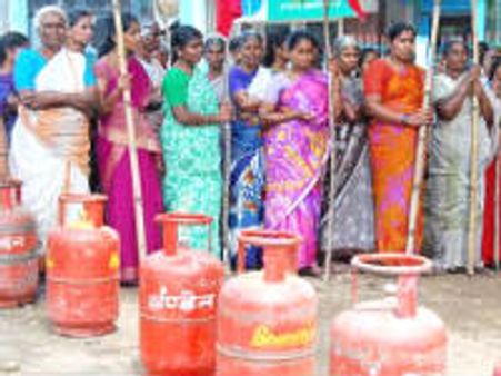 ಗೃಹ ಬಳಕೆ ಅನಿಲ ಸಿಲಿಂಡರ್ ಸಂಖ್ಯೆ ಇಳಿಕೆಗೆ ಚಿಂತನೆ