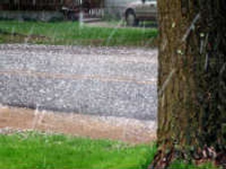 ಬೆಂಗಳೂರಿನಲ್ಲಿ ಆಲಿಕಲ್ಲು ಸಹಿತ ಧಾರಾಕಾರ ಮಳೆ