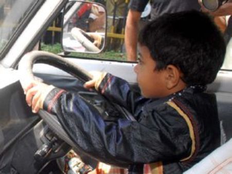 ಲೈಸೆನ್ಸ್ ಇಲ್ಲದೆ ಡ್ರೈವ್ ಮಾಡುವ ಮೈಸೂರು ಬಾಲಕ