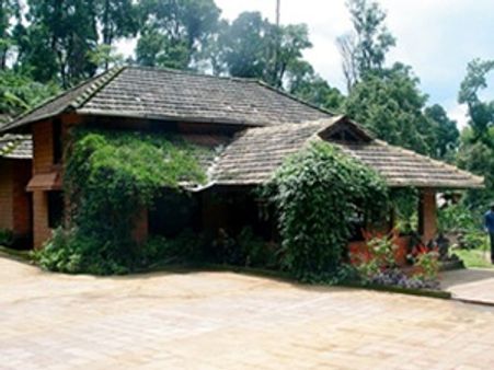 ದಟ್ಟಕಾಡಲ್ಲಿ ಬದುಕು ಕಟ್ಟಿದ ಹನಿವ್ಯಾಲಿ ದಂಪತಿಗಳು