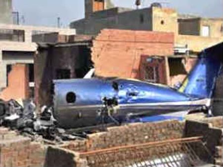 ಆಸ್ಪತ್ರೆ ವಿಮಾನ ಮನೆಯ ಮೇಲೆ ಬಿದ್ದು 10 ಮಂದಿ ಭಸ್ಮ