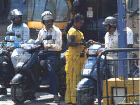 ಬೆಂಗಳೂರಿನಲ್ಲಿ 'ಮಿತಿಮೀರಿದ' ಮಂಗಳಮುಖಿಯರ ಕಾಟ