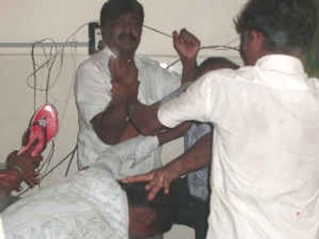 ಸಿರುಗುಪ್ಪ ಸರ್ಕಾರಿ ವೈದ್ಯನಿಗೆ ಬಿತ್ತು ಬೇಜಾನ್ ಗೂಸಾ