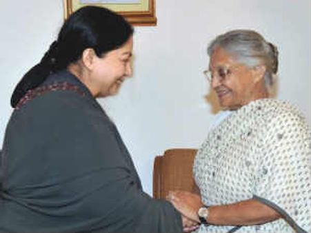 ಜಯಲಲಿತಾ ಕಿವಿಯಲ್ಲಿ ಶೀಲಾ ದೀಕ್ಷಿತ್ ಹೇಳಿದ್ದೇನು !?