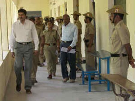 ಪೇದೆ ನಂದೀಶನಿಗೆ ಸಿಕ್ಕಿದ್ದು ಚಪ್ಪಲಿ ಸೇವೆ, ದೇಹ ಸೇವೆಯಲ್ಲ