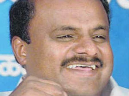 ಭಕ್ತರಿಗೆ ತೊಂದರೆ ಆಗದಂತೆ ಸರದಿಯಲ್ಲಿ ನಿಂತ ಕುಮಾರಸ್ವಾಮಿ