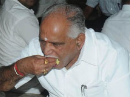 ಗ್ಯಾಸ್ ಬೆಲೆ ಇಳಿಸಬೇಕಾ, ವೈ ಎಂದರು ಬಿಎಸ್ ವೈ