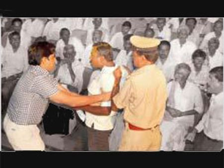 ಅರಾಜ'ಕತೆ': ಮಿಣ ಮಿಣ ಮೀನಾ, ತಲೆಚಚ್ಚಿಕೊಂಡ ಶಾಸಕ