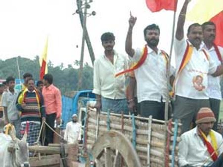 ತೈಲಬೆಲೆ ವಿರೋಧಿಸಿ ಅರಕಲಗೂಡಿನಲ್ಲಿ ಚಕ್ಕಡಿ ಮೆರವಣಿಗೆ