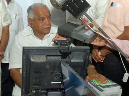 ನನಗೆ ಆಧಾರ್ ಗುರುತಿನ ಚೀಟಿ ಬೇಕು, ಎಲ್ಲಿ ಸಿಕ್ಕತ್ತೆ?