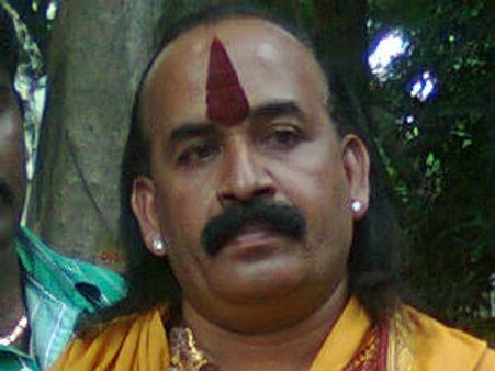 ದೇವಸ್ಥಾನದ ಕೋಟಿ ಆಸ್ತಿ ಲೂಟಿ : ಅರ್ಚಕ ಕಣ್ಣೀರು