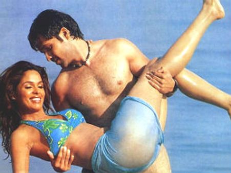 ಗಂಡ ವಿದೇಶದಲ್ಲಿ- ಹೆಂಡತಿ ಕಾರಿನಲ್ಲಿ ಪ್ರಿಯಕರನ ತೆಕ್ಕೆಯಲ್ಲಿ