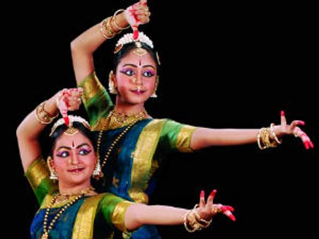 ಶ್ವೇತಾ, ಸಿಂಧು ಸಹೋದರಿಯರ ಯಶಸ್ವಿ ರಂಗಪ್ರವೇಶ