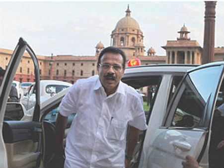 ಸಂಪುಟ ಪೀಕಲಾಟ: ಡಿವಿಎಸ್ ಮತ್ತೆ ದೆಹಲಿಯತ್ತ ದೌಡು