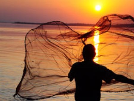 ಮತ್ತೆ ಬಲೆಯೇರಿಸುತ್ತಿರುವ ಮಂಗಳೂರು ಮೀನುಗಾರರು
