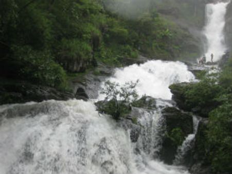 ಬಳುಕುತ ಭೋರ್ಗರೆಯುತ್ತಿರುವ ಇರ್ಪು ಜಲಧಾರೆ