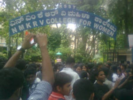 ಎನ್ಎಂಕೆಆರ್ವಿ ಕಾಲೇಜು ವಿರುದ್ಧ ವಿದ್ಯಾರ್ಥಿ ಪ್ರತಿಭಟನೆ