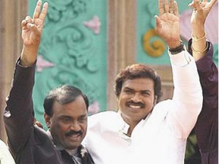 ಬಳ್ಳಾರಿ ರೆಡ್ಡಿಗೆ ವಾರಂಟ್ ಜಾರಿಗೊಳಿಸದ ಪೊಲೀಸರ ವಿರುದ್ಧ ಕ್ರಮ