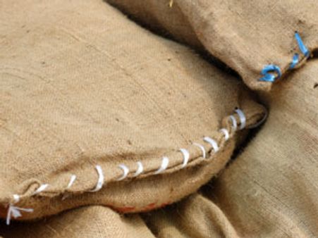 ಬಳ್ಳಾರಿಯಿಂದ ಲಾರಿಯಲ್ಲಿ ಸಾಗಿಸುತ್ತಿದ್ದ 3.85 ಕೋಟಿ ರು. ವಶ