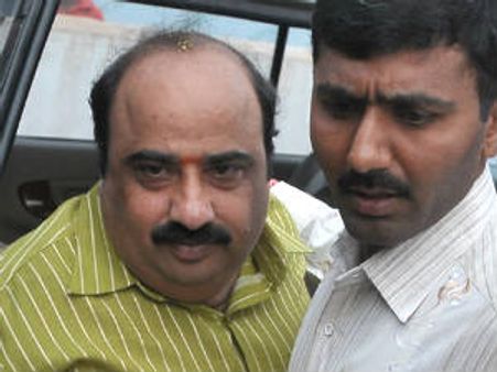 ರೆಡ್ಡಿಗಳ ಮೇಲಿನ ದಾಳಿಯಲ್ಲಿ ಸಿಬಿಐಗೆ ಮಿಶ್ರಫಲ